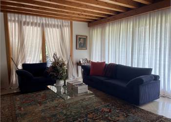 Villa moderna con dependance.